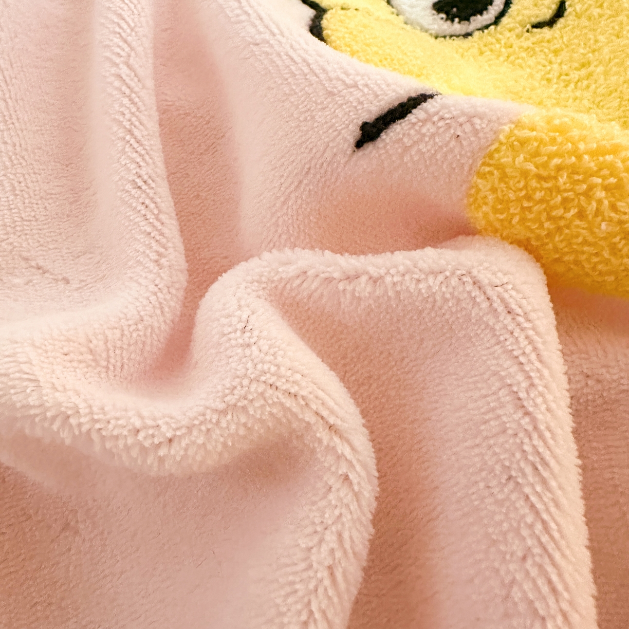 91家纺网 家纺一手货源 找家纺 云锦家居 2025新款秋冬小清新高克重牛奶绒毛巾绣四件套 过生日的海宝和派派绒