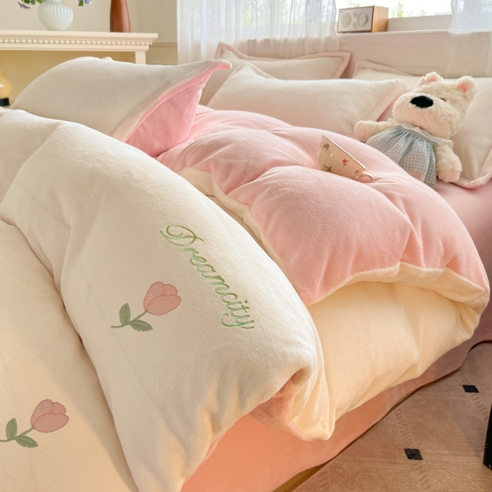 91家纺网 家纺一手货源 找家纺 （总）伊梵居2025新款加厚贴布绣牛奶绒四件套