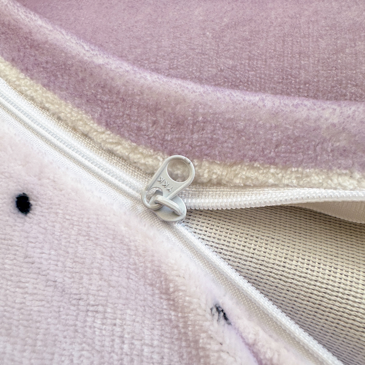 91家纺网 家纺一手货源 找家纺 云锦家居 2025新款秋冬小清新高克重牛奶绒毛巾绣四件套 黑库米米绒