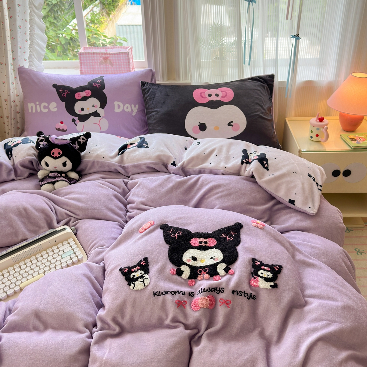 91家纺网 家纺一手货源 找家纺 云锦家居 2025新款秋冬小清新高克重牛奶绒毛巾绣四件套 黑库米米绒