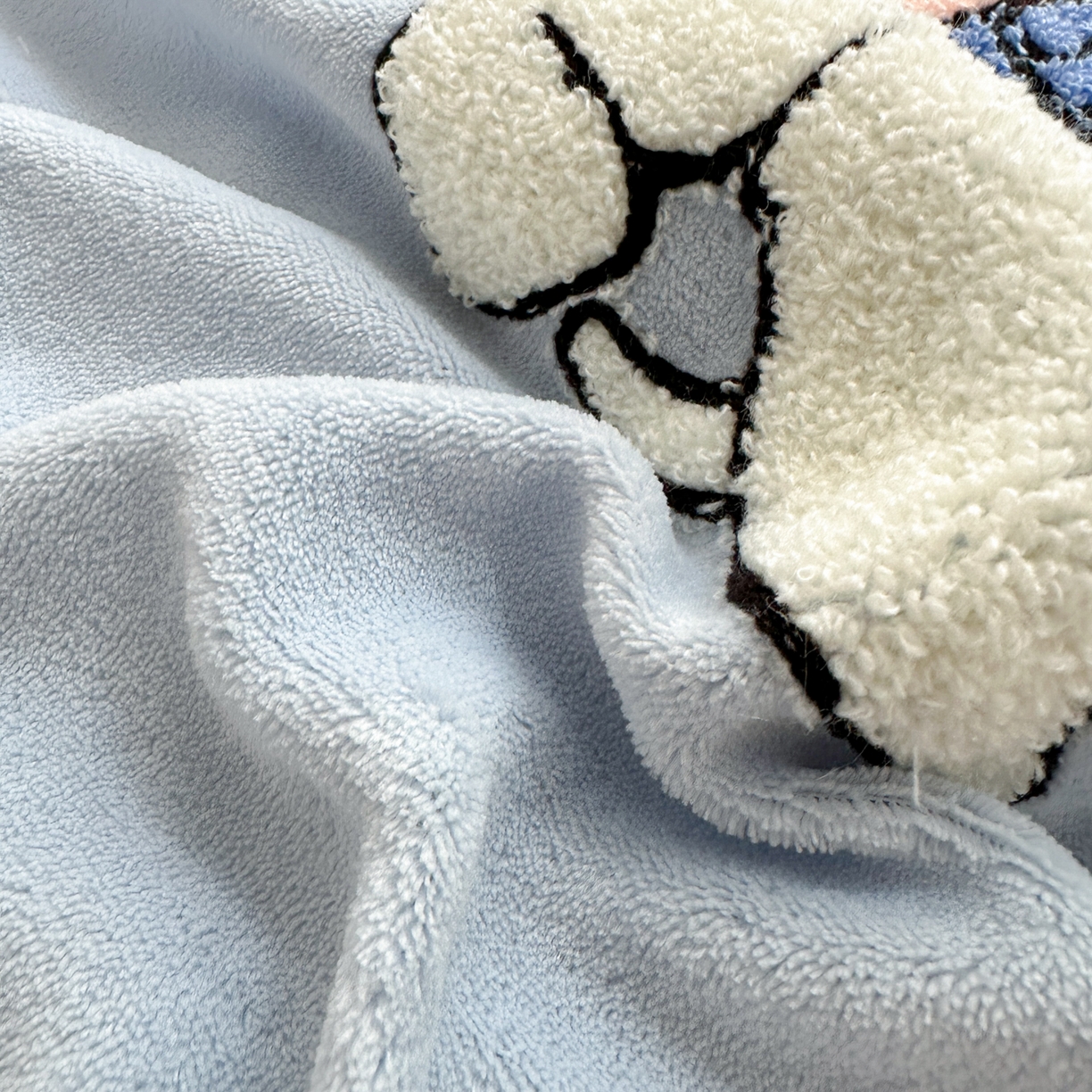 91家纺网 家纺一手货源 找家纺 云锦家居 2025新款秋冬小清新高克重牛奶绒毛巾绣四件套 新新大白绒