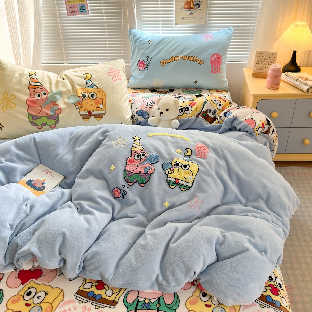 91家纺网 家纺一手货源 找家纺 云锦家居 2025新款秋冬小清新高克重牛奶绒毛巾绣四件套 吹泡泡的海宝