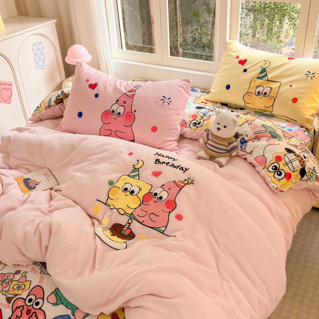 91家纺网 家纺一手货源 找家纺 云锦家居 2025新款秋冬小清新高克重牛奶绒毛巾绣四件套 过生日的海宝和派派绒