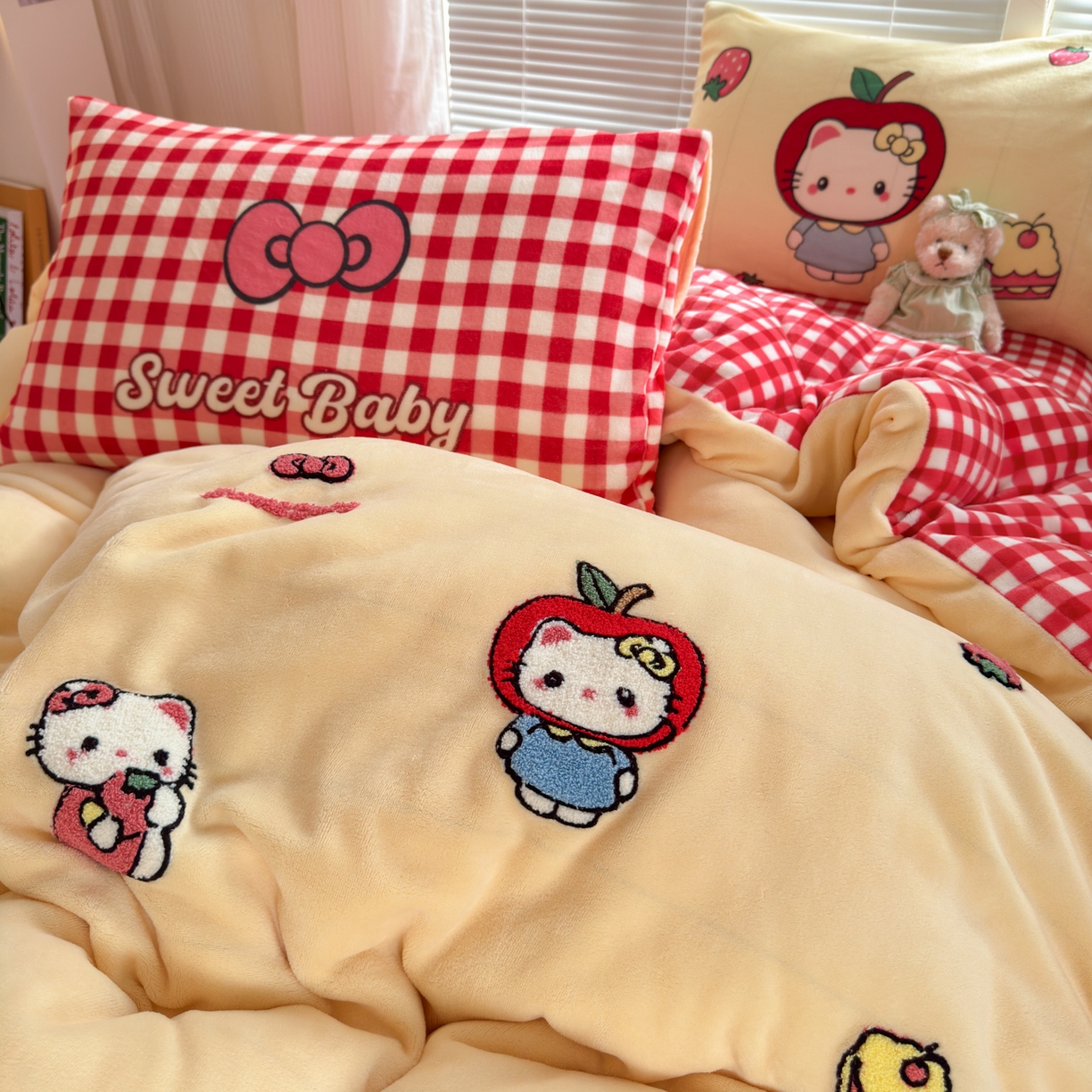 91家纺网 家纺一手货源 找家纺 云锦家居 2025新款秋冬小清新高克重牛奶绒毛巾绣四件套 苹果猫绒