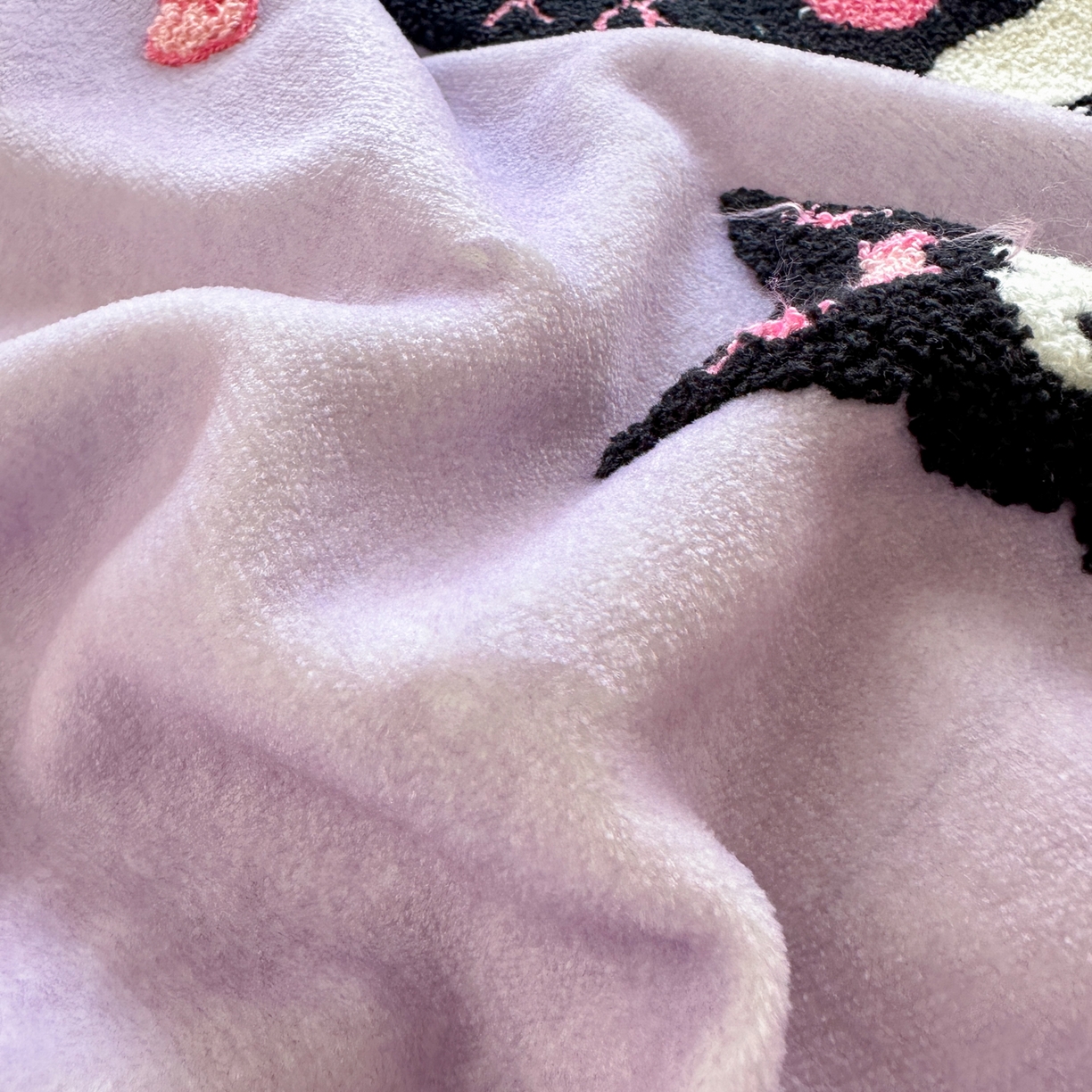 91家纺网 家纺一手货源 找家纺 云锦家居 2025新款秋冬小清新高克重牛奶绒毛巾绣四件套 黑库米米绒