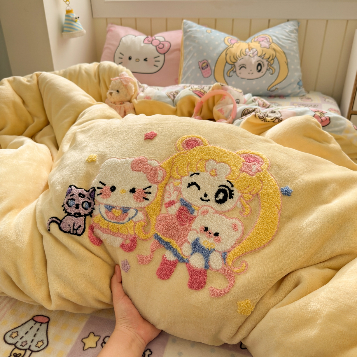 91家纺网 家纺一手货源 找家纺 云锦家居 2025新款秋冬小清新高克重牛奶绒毛巾绣四件套 美少女战士-黄