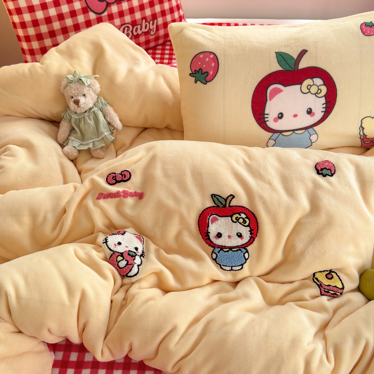 91家纺网 家纺一手货源 找家纺 云锦家居 2025新款秋冬小清新高克重牛奶绒毛巾绣四件套 苹果猫绒