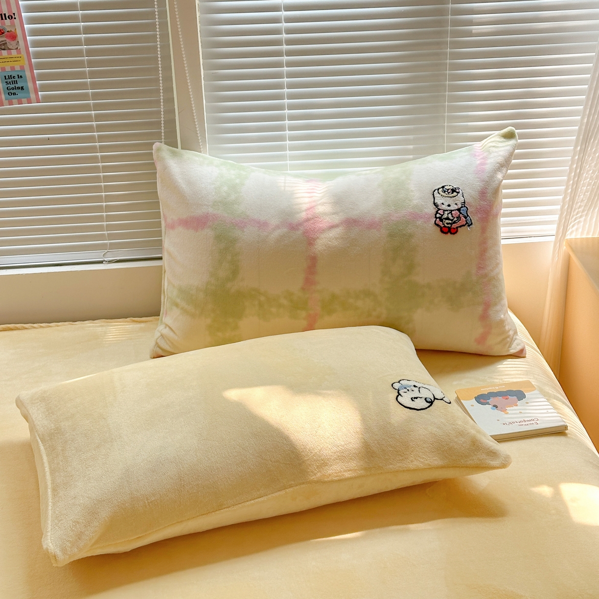 91家纺网 家纺一手货源 找家纺 云锦家居 2025新款秋冬小清新高克重牛奶绒毛巾绣四件套 元气小猫