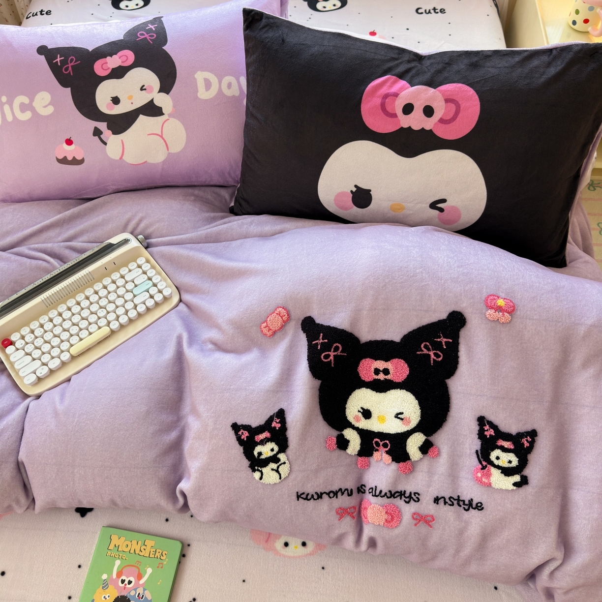 91家纺网 家纺一手货源 找家纺 云锦家居 2025新款秋冬小清新高克重牛奶绒毛巾绣四件套 黑库米米绒