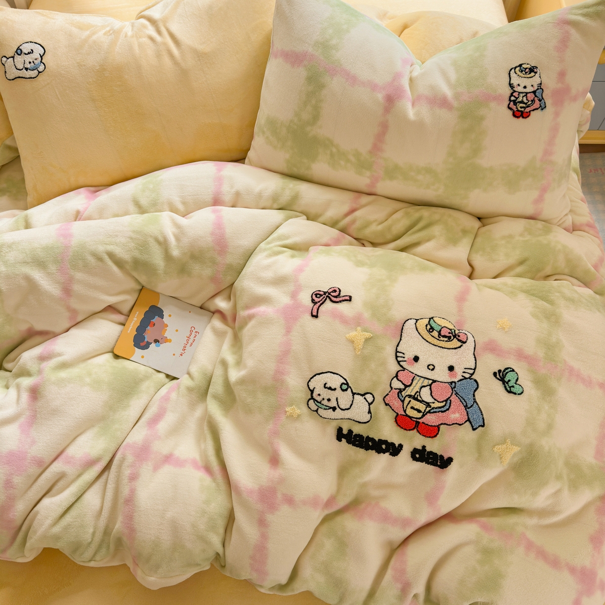 91家纺网 家纺一手货源 找家纺 云锦家居 2025新款秋冬小清新高克重牛奶绒毛巾绣四件套 元气小猫