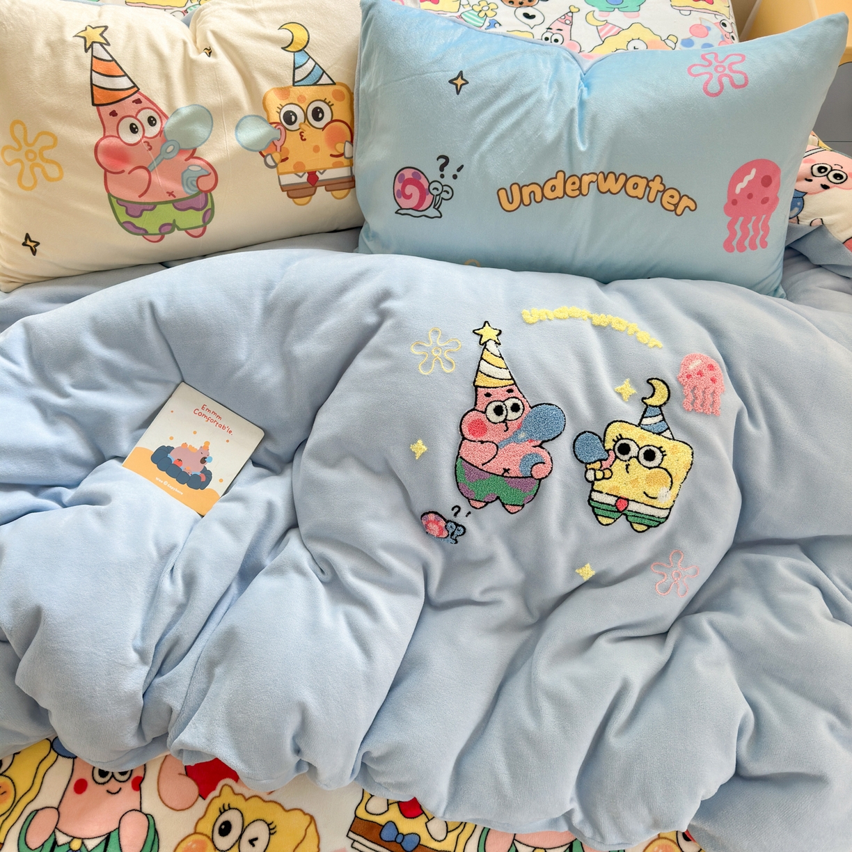 91家纺网 家纺一手货源 找家纺 云锦家居 2025新款秋冬小清新高克重牛奶绒毛巾绣四件套 吹泡泡的海宝