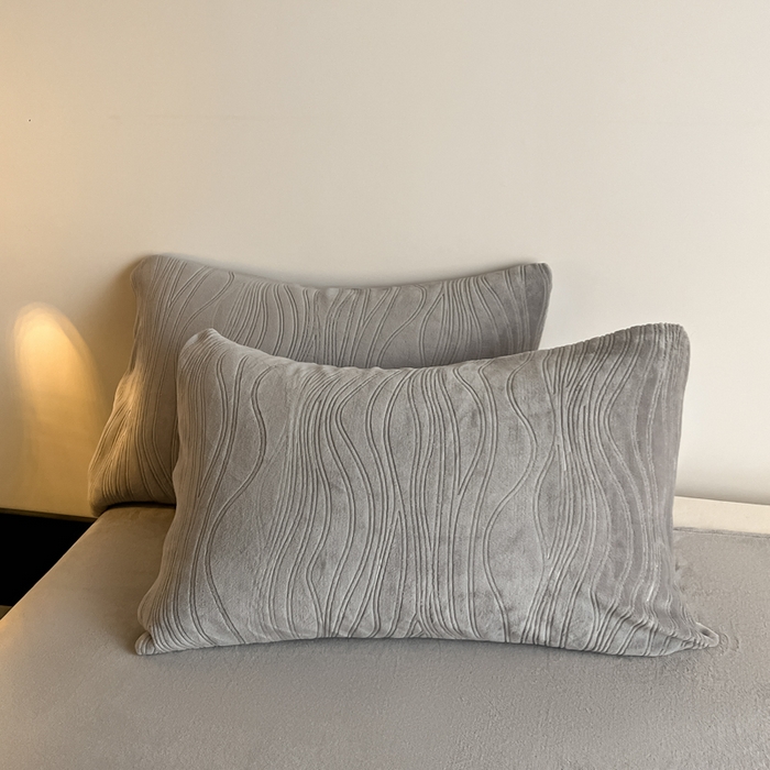 91家纺网 家纺一手货源 找家纺 云玲时尚 2025新款高克重牛奶绒雕花四件套-波浪 波浪浅灰