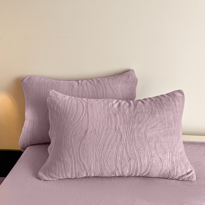 91家纺网 家纺一手货源 找家纺 云玲时尚 2025新款高克重牛奶绒雕花四件套-波浪 波浪香芋紫