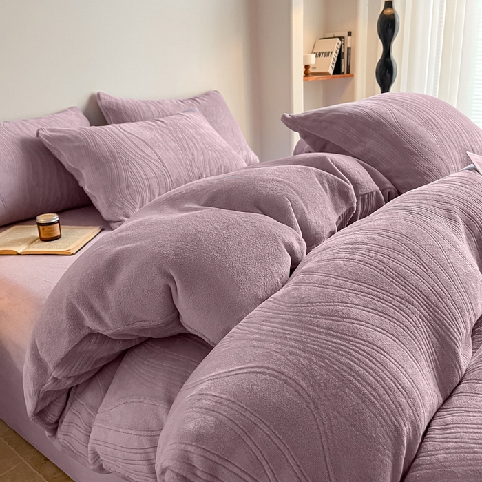 91家纺网 家纺一手货源 找家纺 云玲时尚 2025新款高克重牛奶绒雕花四件套-波浪 波浪香芋紫