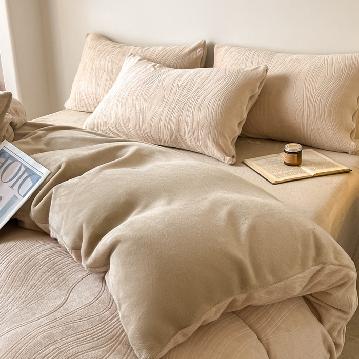 91家纺网 家纺一手货源 找家纺 云玲时尚 2025新款高克重牛奶绒雕花四件套-波浪 波浪杏色