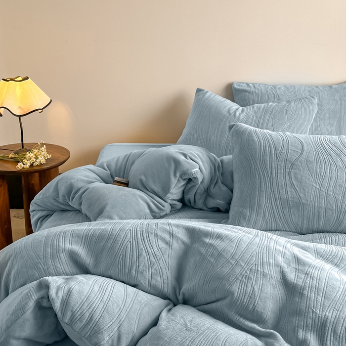 91家纺网 家纺一手货源 找家纺 云玲时尚 2025新款高克重牛奶绒雕花四件套-波浪 波浪水蓝