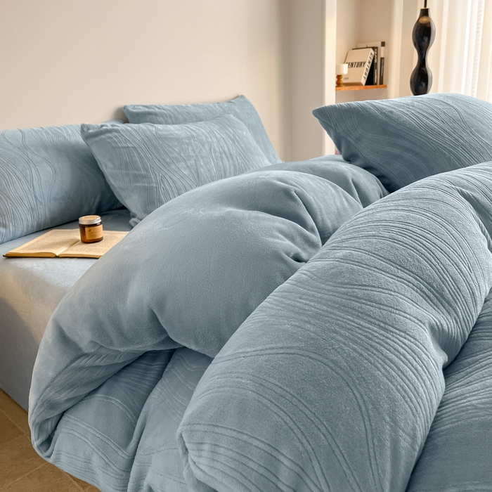 91家纺网 家纺一手货源 找家纺 云玲时尚 2025新款高克重牛奶绒雕花四件套-波浪 波浪水蓝