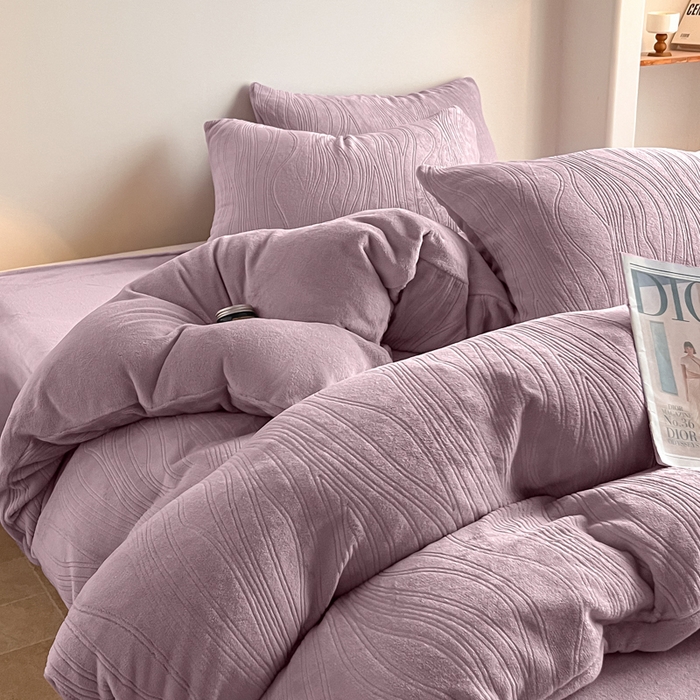 91家纺网 家纺一手货源 找家纺 云玲时尚 2025新款高克重牛奶绒雕花四件套-波浪 波浪香芋紫