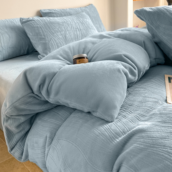 91家纺网 家纺一手货源 找家纺 云玲时尚 2025新款高克重牛奶绒雕花四件套-波浪 波浪水蓝