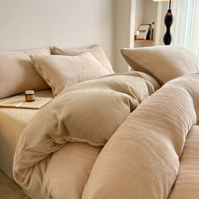 91家纺网 家纺一手货源 找家纺 云玲时尚 2025新款高克重牛奶绒雕花四件套-波浪 波浪杏色