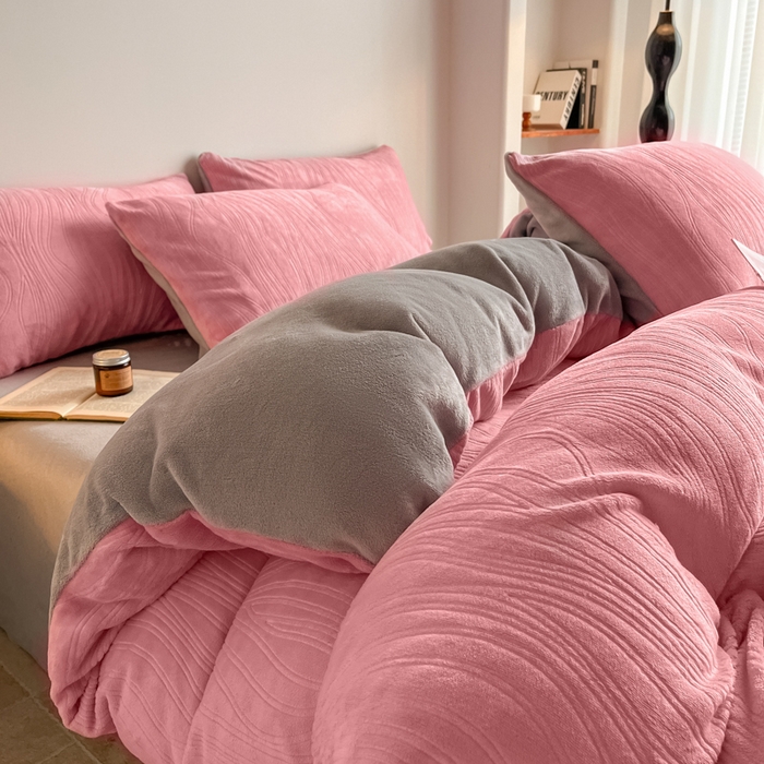 91家纺网 家纺一手货源 找家纺 云玲时尚 2025新款高克重牛奶绒雕花四件套-波浪 波浪粉咖