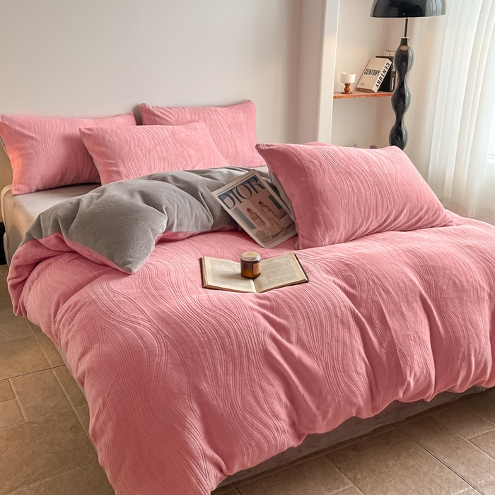 91家纺网 家纺一手货源 找家纺 云玲时尚 2025新款高克重牛奶绒雕花四件套-波浪 波浪粉咖