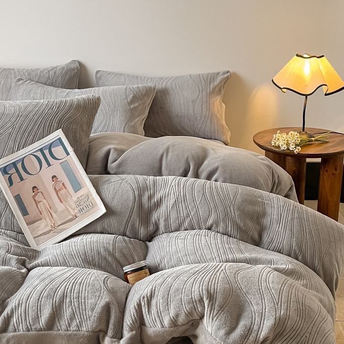 91家纺网 家纺一手货源 找家纺 云玲时尚 2025新款高克重牛奶绒雕花四件套-波浪 波浪浅灰