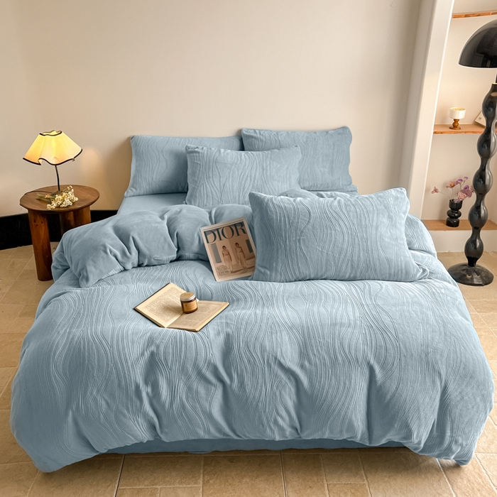 91家纺网 家纺一手货源 找家纺 云玲时尚 2025新款高克重牛奶绒雕花四件套-波浪 波浪水蓝