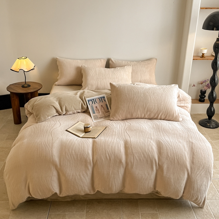 91家纺网 家纺一手货源 找家纺 云玲时尚 2025新款高克重牛奶绒雕花四件套-波浪 波浪杏色