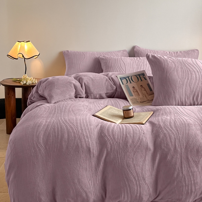 91家纺网 家纺一手货源 找家纺 云玲时尚 2025新款高克重牛奶绒雕花四件套-波浪 波浪香芋紫