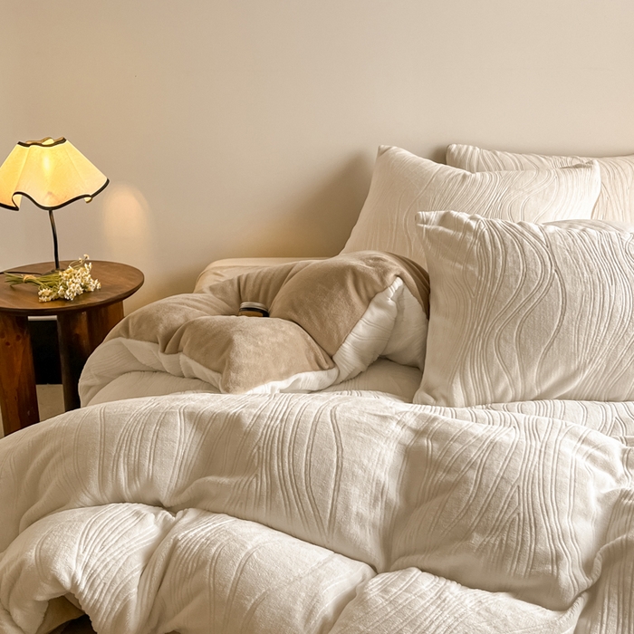 91家纺网 家纺一手货源 找家纺 云玲时尚 2025新款高克重牛奶绒雕花四件套-波浪 波浪奶杏