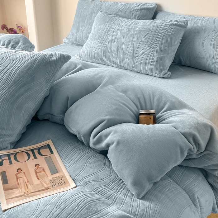 91家纺网 家纺一手货源 找家纺 云玲时尚 2025新款高克重牛奶绒雕花四件套-波浪 波浪水蓝