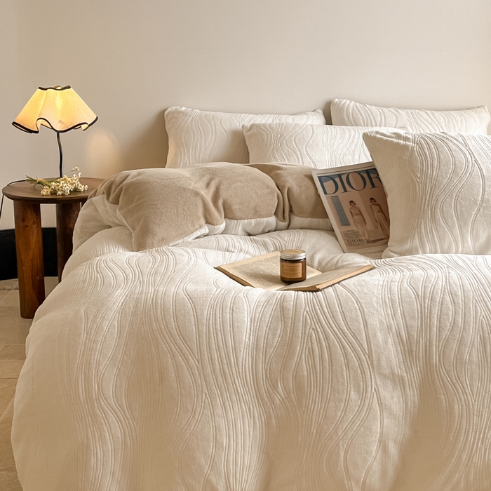 91家纺网 家纺一手货源 找家纺 云玲时尚 2025新款高克重牛奶绒雕花四件套-波浪 波浪奶杏