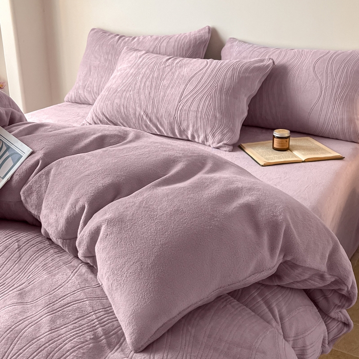 91家纺网 家纺一手货源 找家纺 云玲时尚 2025新款高克重牛奶绒雕花四件套-波浪 波浪香芋紫