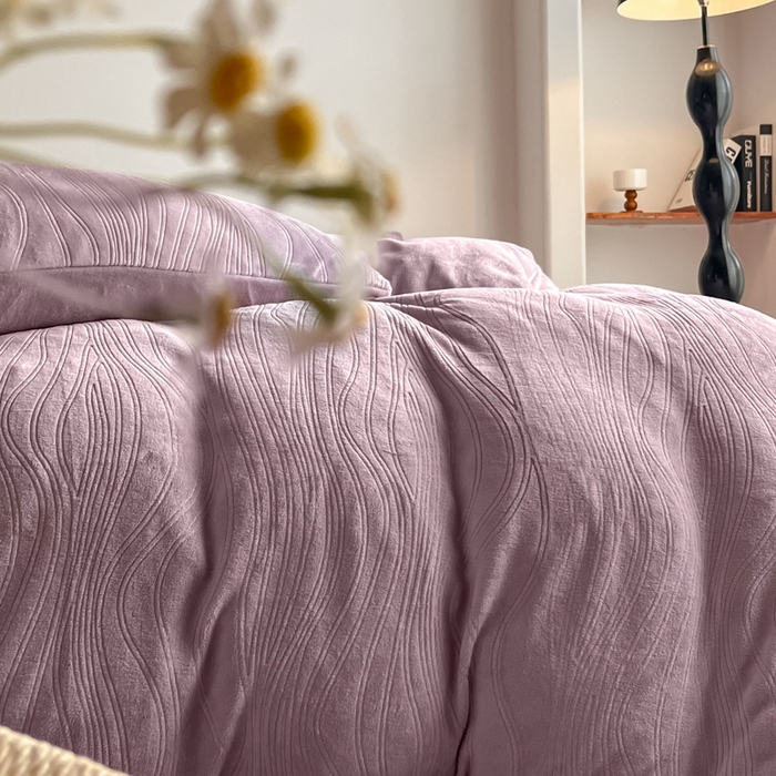 91家纺网 家纺一手货源 找家纺 云玲时尚 2025新款高克重牛奶绒雕花四件套-波浪 波浪香芋紫