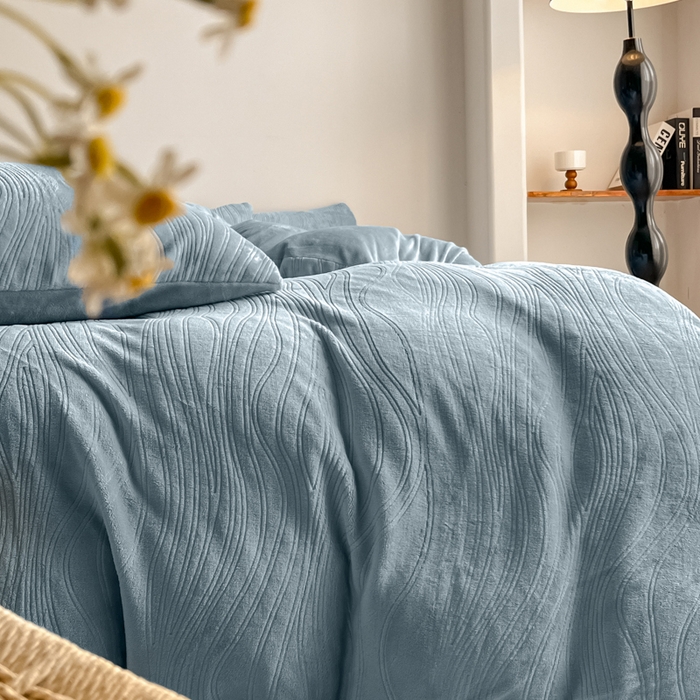 91家纺网 家纺一手货源 找家纺 云玲时尚 2025新款高克重牛奶绒雕花四件套-波浪 波浪水蓝