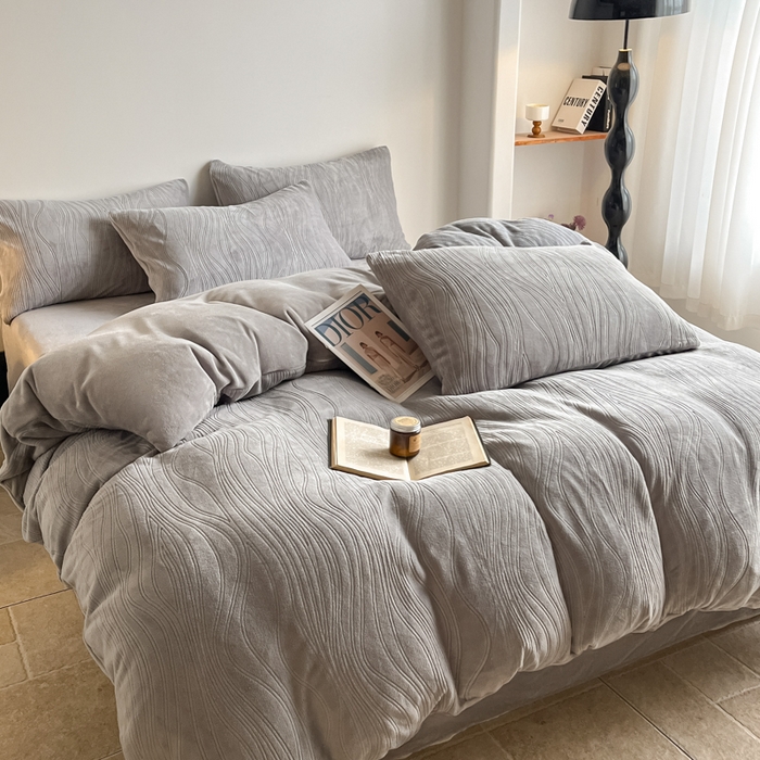 91家纺网 家纺一手货源 找家纺 云玲时尚 2025新款高克重牛奶绒雕花四件套-波浪 波浪浅灰