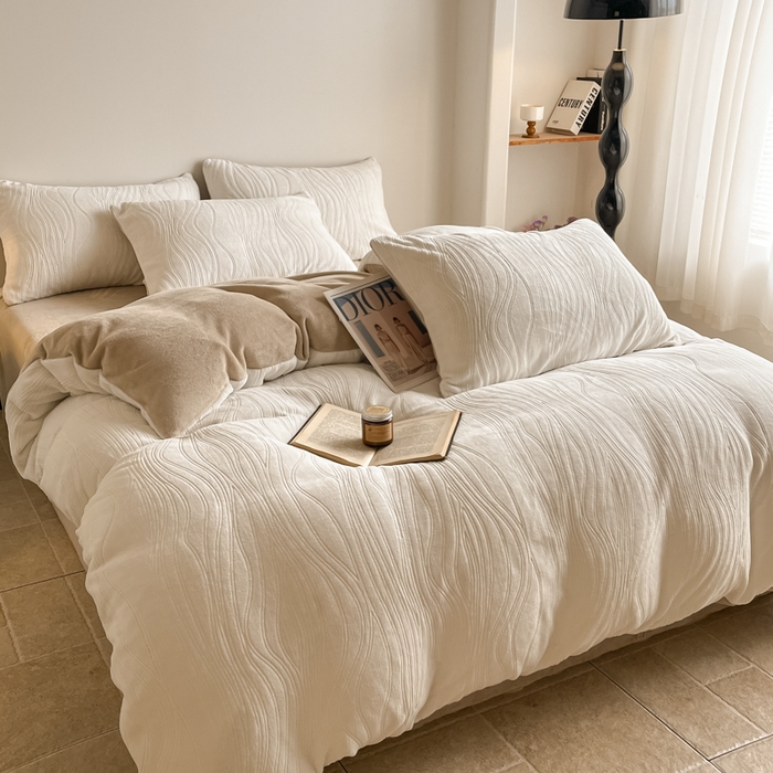 91家纺网 家纺一手货源 找家纺 云玲时尚 2025新款高克重牛奶绒雕花四件套-波浪 波浪奶杏