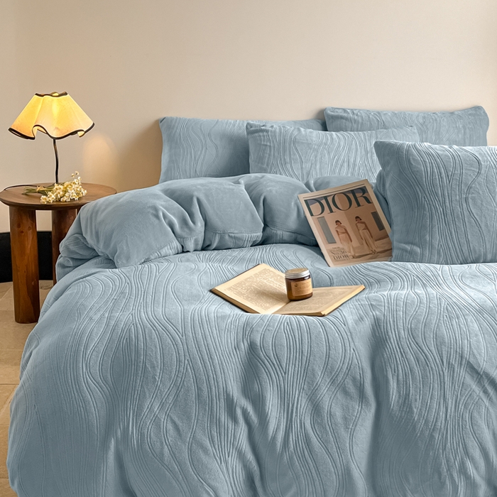 91家纺网 家纺一手货源 找家纺 云玲时尚 2025新款高克重牛奶绒雕花四件套-波浪 波浪水蓝