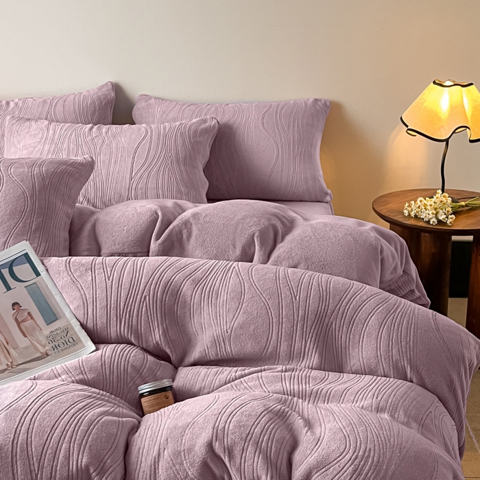 91家纺网 家纺一手货源 找家纺 云玲时尚 2025新款高克重牛奶绒雕花四件套-波浪 波浪香芋紫