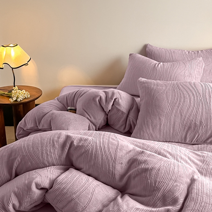 91家纺网 家纺一手货源 找家纺 云玲时尚 2025新款高克重牛奶绒雕花四件套-波浪 波浪香芋紫