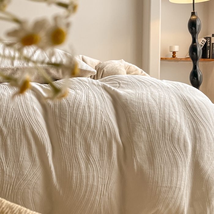 91家纺网 家纺一手货源 找家纺 云玲时尚 2025新款高克重牛奶绒雕花四件套-波浪 波浪奶杏