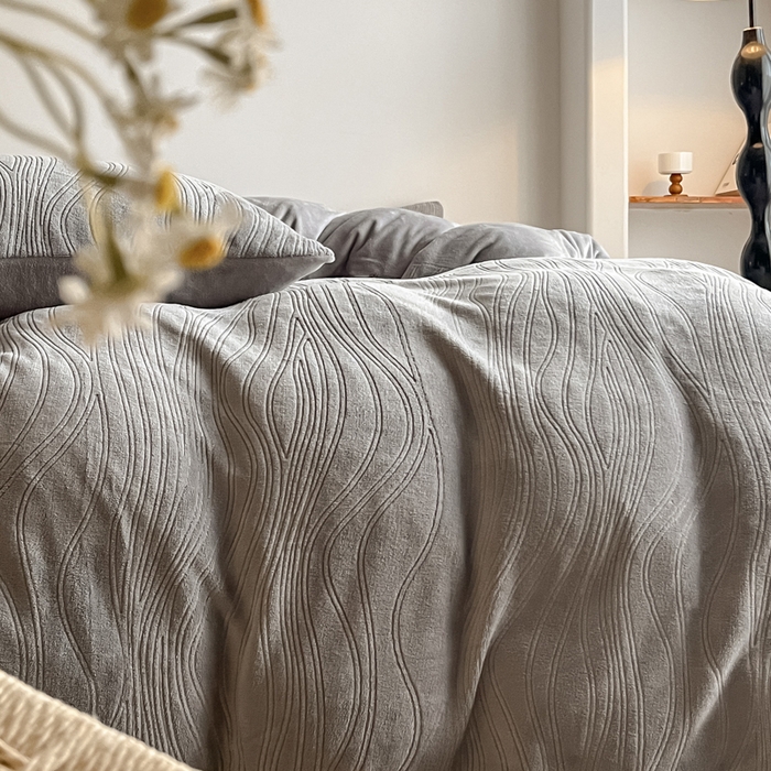 91家纺网 家纺一手货源 找家纺 云玲时尚 2025新款高克重牛奶绒雕花四件套-波浪 波浪浅灰