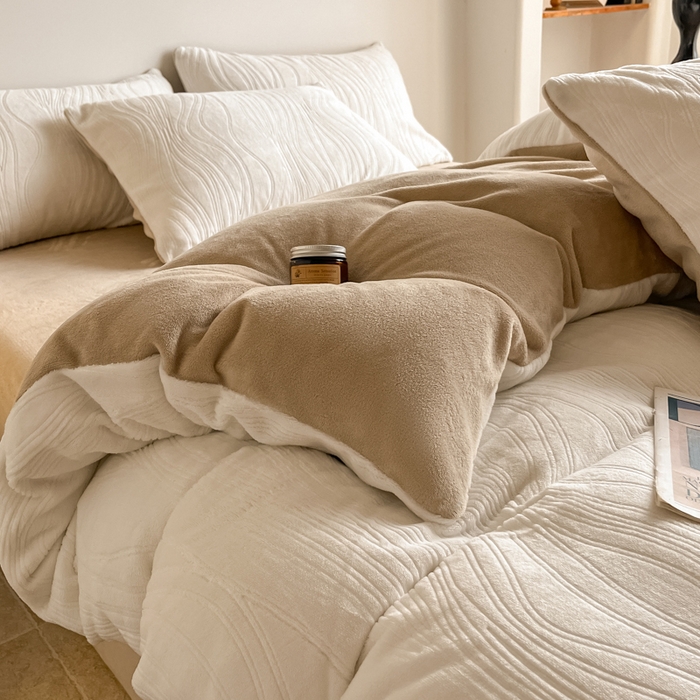 91家纺网 家纺一手货源 找家纺 云玲时尚 2025新款高克重牛奶绒雕花四件套-波浪 波浪奶杏