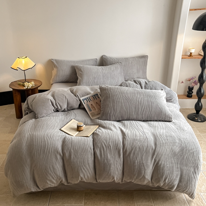 91家纺网 家纺一手货源 找家纺 云玲时尚 2025新款高克重牛奶绒雕花四件套-波浪 波浪浅灰