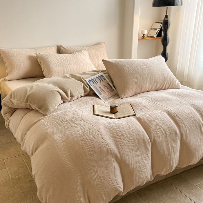 91家纺网 家纺一手货源 找家纺 云玲时尚 2025新款高克重牛奶绒雕花四件套-波浪 波浪杏色