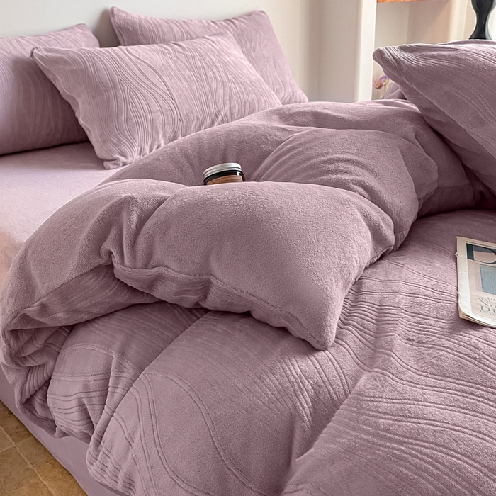 91家纺网 家纺一手货源 找家纺 云玲时尚 2025新款高克重牛奶绒雕花四件套-波浪 波浪香芋紫