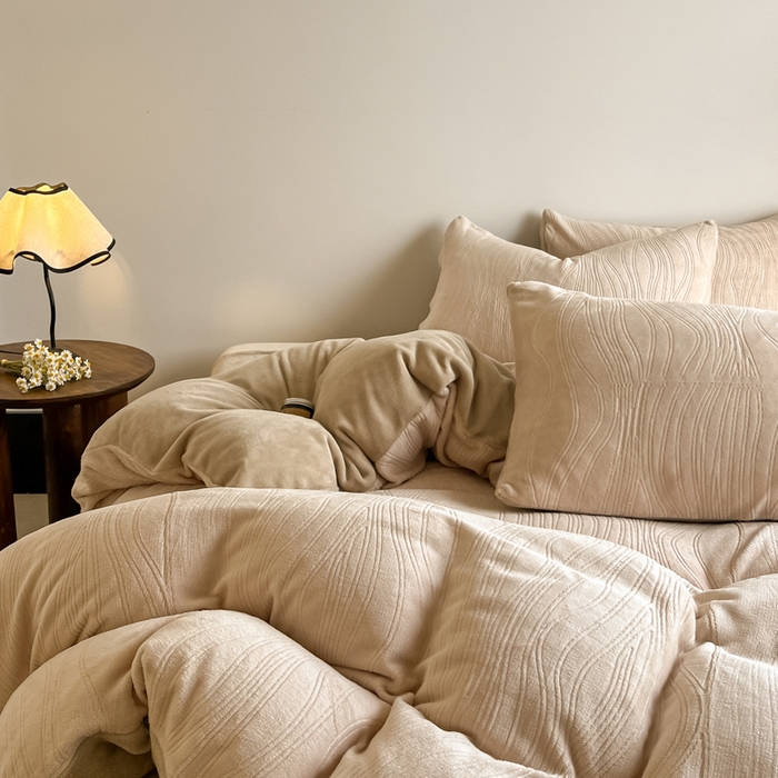 91家纺网 家纺一手货源 找家纺 云玲时尚 2025新款高克重牛奶绒雕花四件套-波浪 波浪杏色