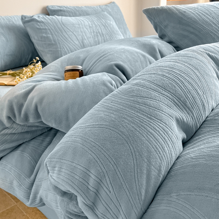 91家纺网 家纺一手货源 找家纺 云玲时尚 2025新款高克重牛奶绒雕花四件套-波浪 波浪水蓝