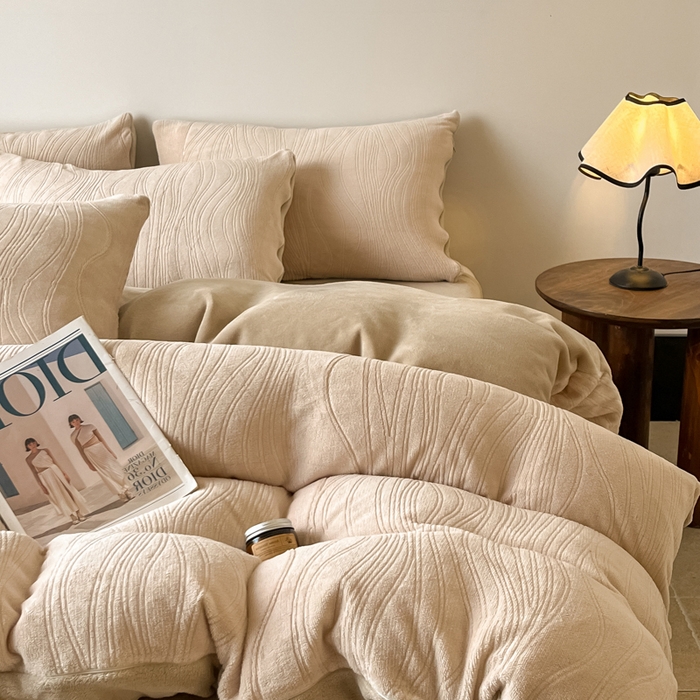 91家纺网 家纺一手货源 找家纺 云玲时尚 2025新款高克重牛奶绒雕花四件套-波浪 波浪杏色